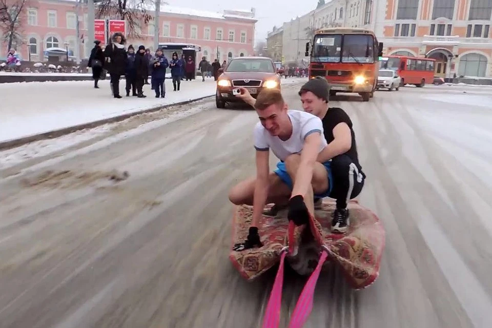 За катание на ковре нижегородца оштрафовали на тысячу рублей. Фото: скрин с видео