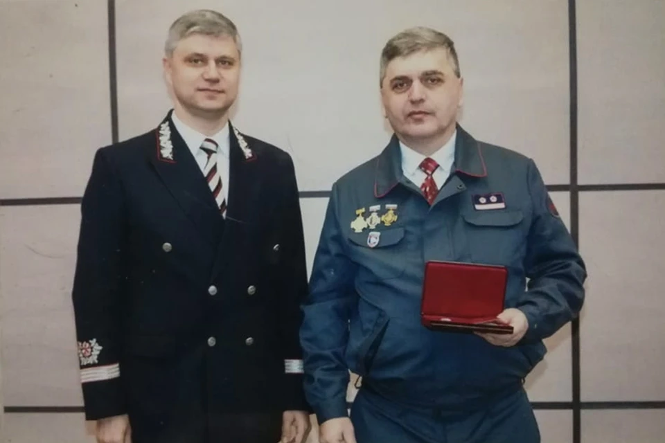 Почетную награду Юрий Иванович (справа) получил из рук гендиректора РЖД Олега Валентиновича Белозерова. (Фото из личного архива)