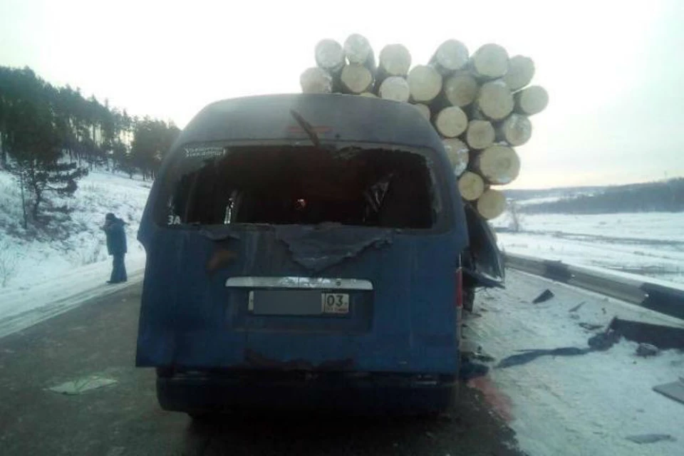 Крупное ДТП в Иркутской области: четыре человека погибли в столкновении маршрутки и КамАЗа. Фото: ГУ МВД России по Иркутской области.