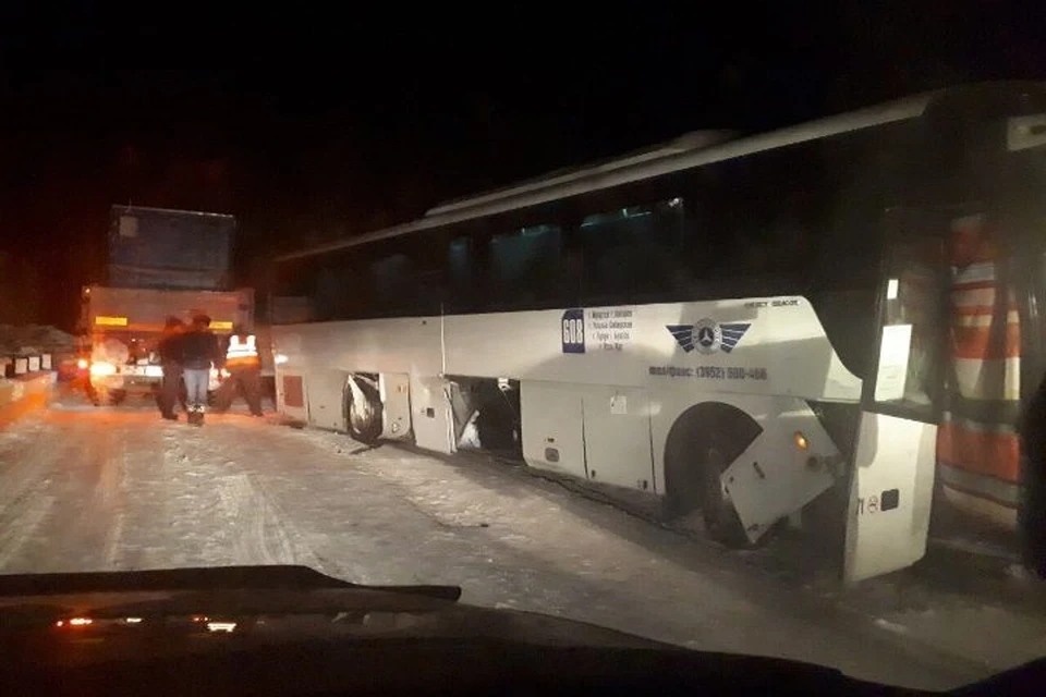 У автобуса «Усть-Кут-Иркутск» в пути лопнуло колесо: пассажиры в -40 согревались чаем на загородной трассе. Фото: Усть-Кут-24