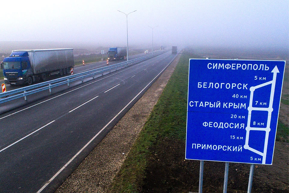 Автотранспорт во время запуска второго этапа трассы "Таврида" в Крыму. Фото Сергей Мальгавко/ТАСС