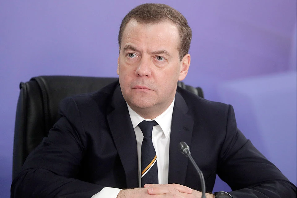 Премьер-министр Дмитрий Медведев во время совещания на Щербинском лифтостроительном заводе в городском округе Щербинка. Фото Михаил Метцель/ТАСС