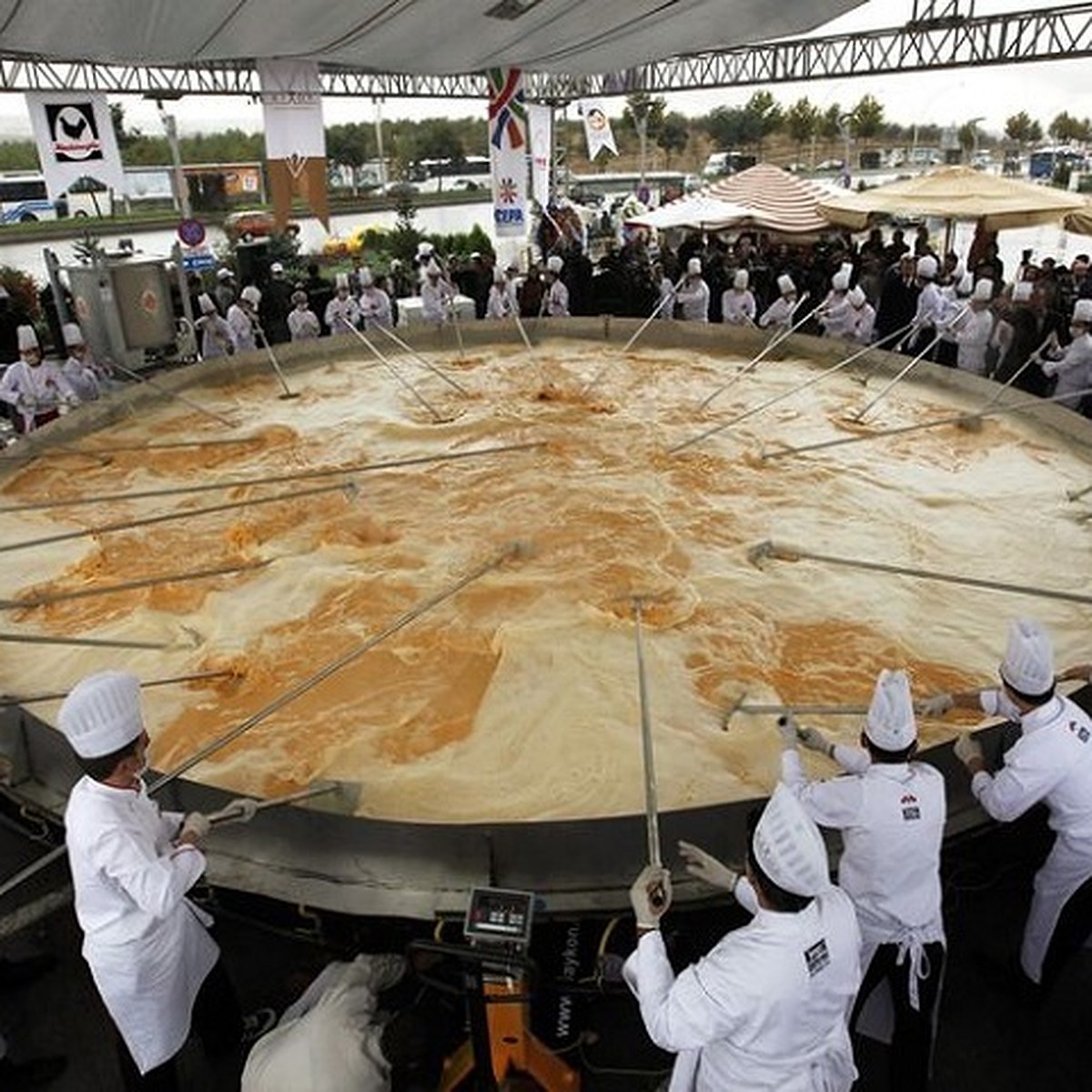 Самая длинная пицца в мире фото