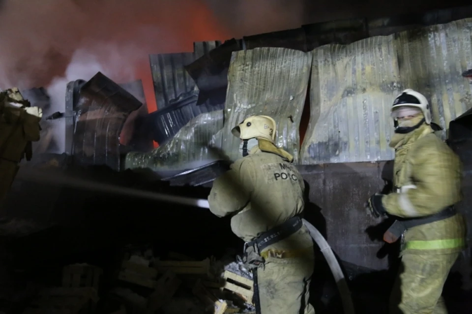 В Кургане на улице Омская сгорел склад. Фото: ГУ МЧС по Курганской области.