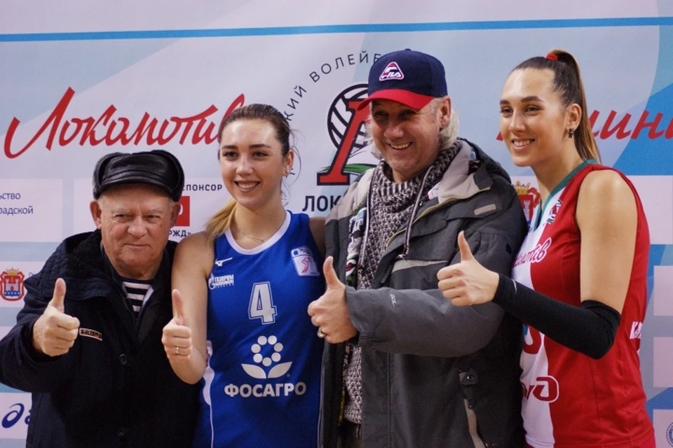 После матча Алина (вторая слева) и Юлия (крайняя справа) были в хорошем настроении и охотно общались с болельщиками и прессой.