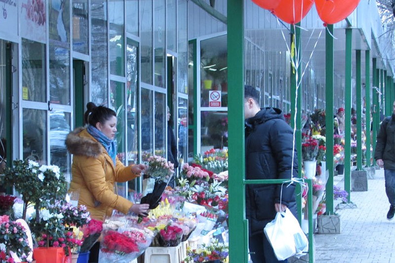 Цветы в этот день покупают мужчины самых разных возрастов