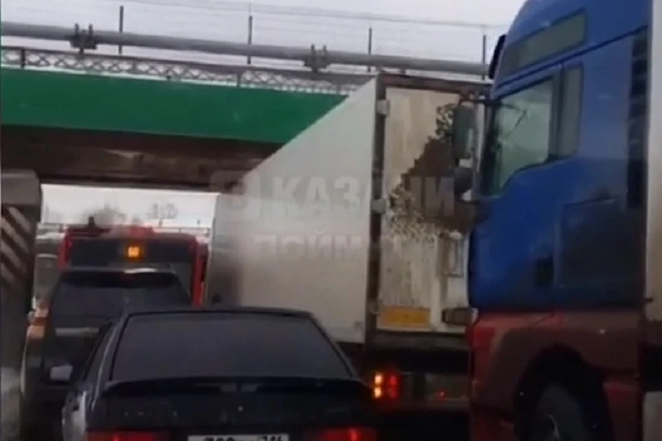 Вслед за одной фурой под мостом хотела проехать другая.