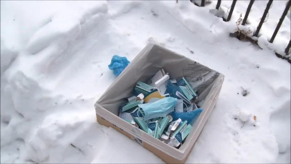 Эту коробку с упаковками от лекарств и прочим мусором жильцы нашли за забором Центра.