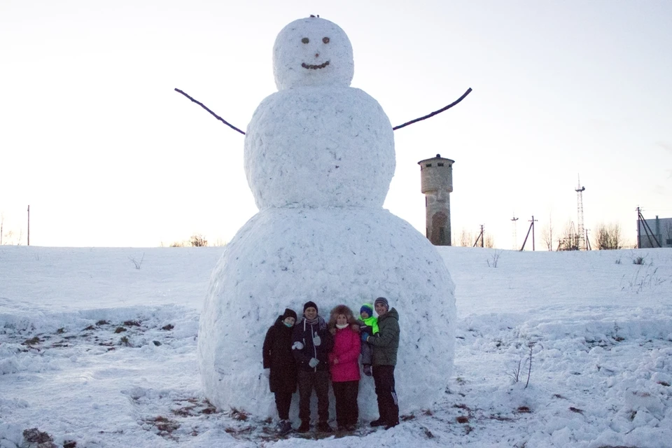 Блогеры слепили семиметрового снеговика в Ленобласти. ФОТО: Предоставлено героями публикации