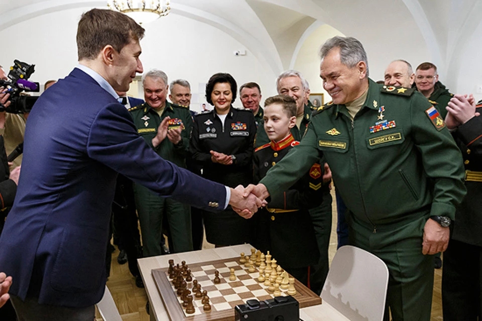 Министр обороны Сергей Шойгу открыл шахматный клуб в суворовском училище в Санкт-Петербурге.