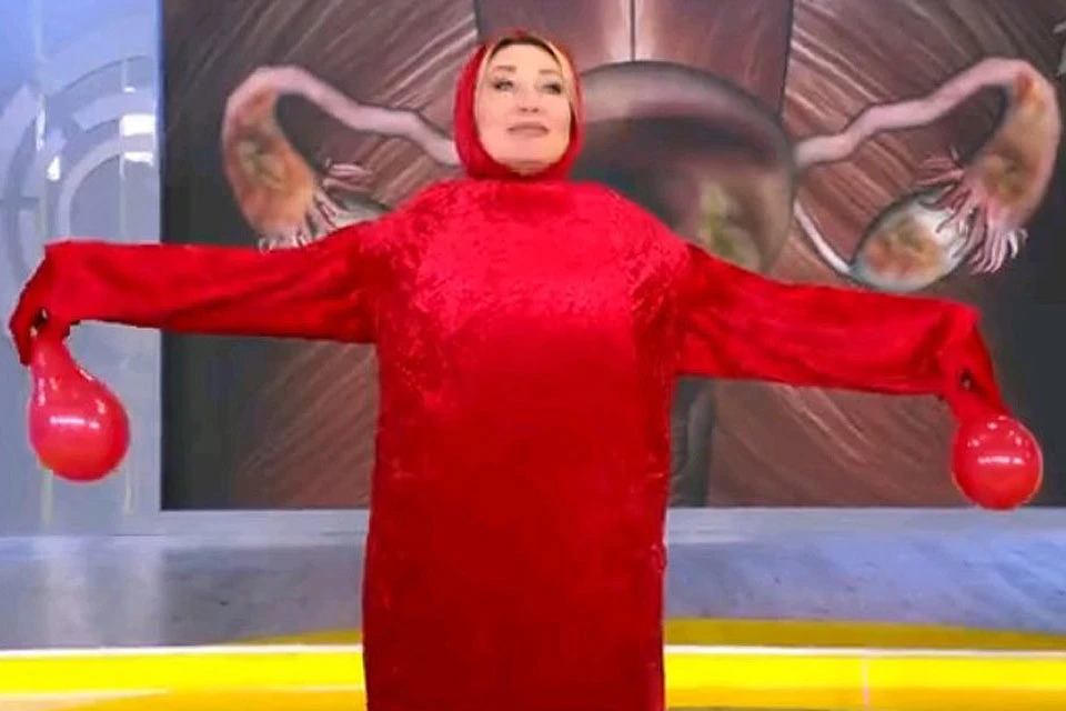 В эфире программы "Жить здорово!" актриса Светлана Галка предстала в костюме матки.