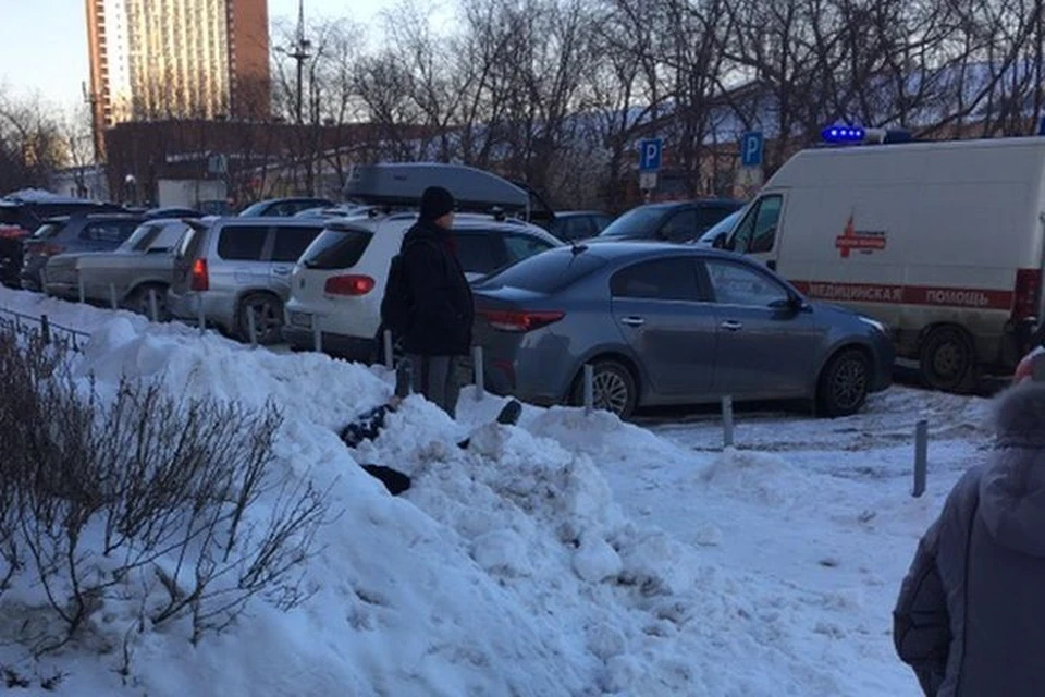 Гора снега смягчила падение, однако не уберегла от травм. Фото: читатели «КП-Екатеринбург»