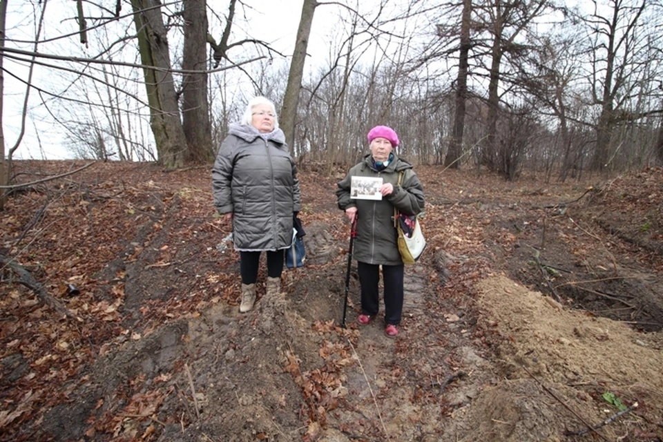 Тамара Семенова (слева) и Валентина Кравчук с трудом нашли место, где находились могилы их родных.