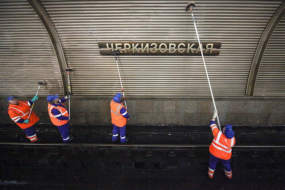 Генеральная уборка закрытых станций Сокольнической линии метро. Фото Сергей Ведяшкин / АГН Москва