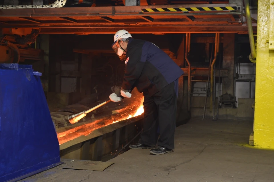 Факел был изготовлен специально для слияния огня Универсиады и пламени печей Надеждинского металлургического завода в Норильске. Автор фото: Андрей КИЙКО.