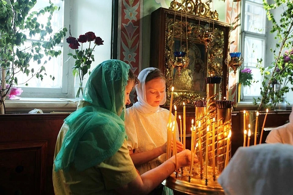 Свеча, зажженная в храме, символизирует нашу веру. Фото: Челябинская епархия.