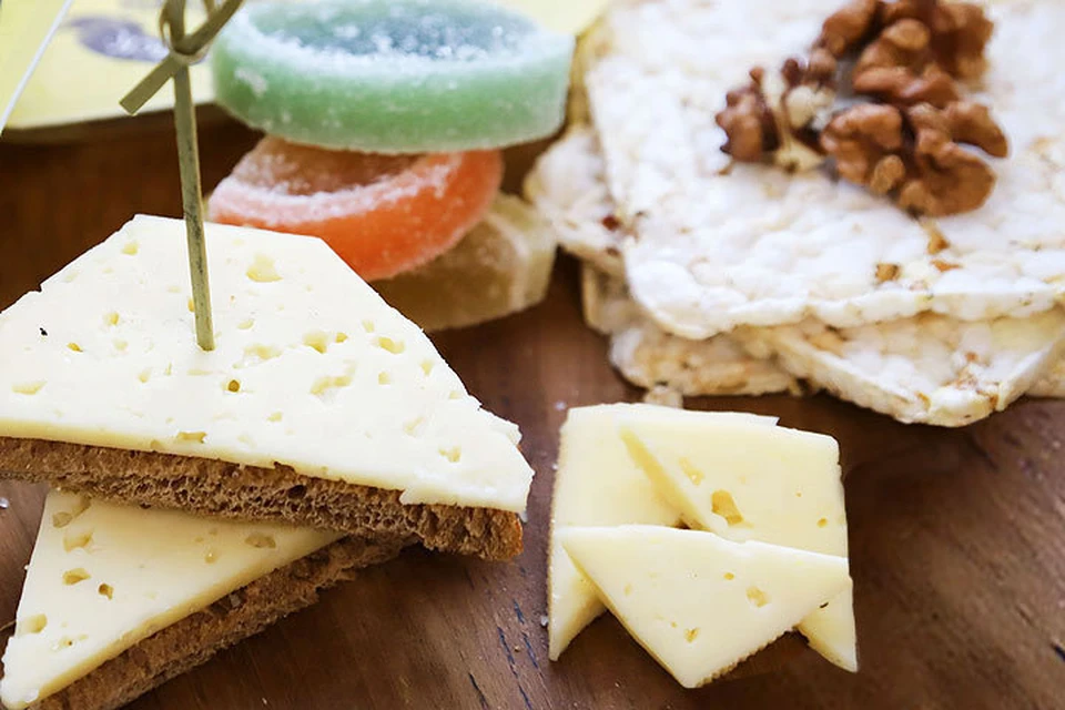 Как отличить сыр от подделки и проверить его качество (фото)