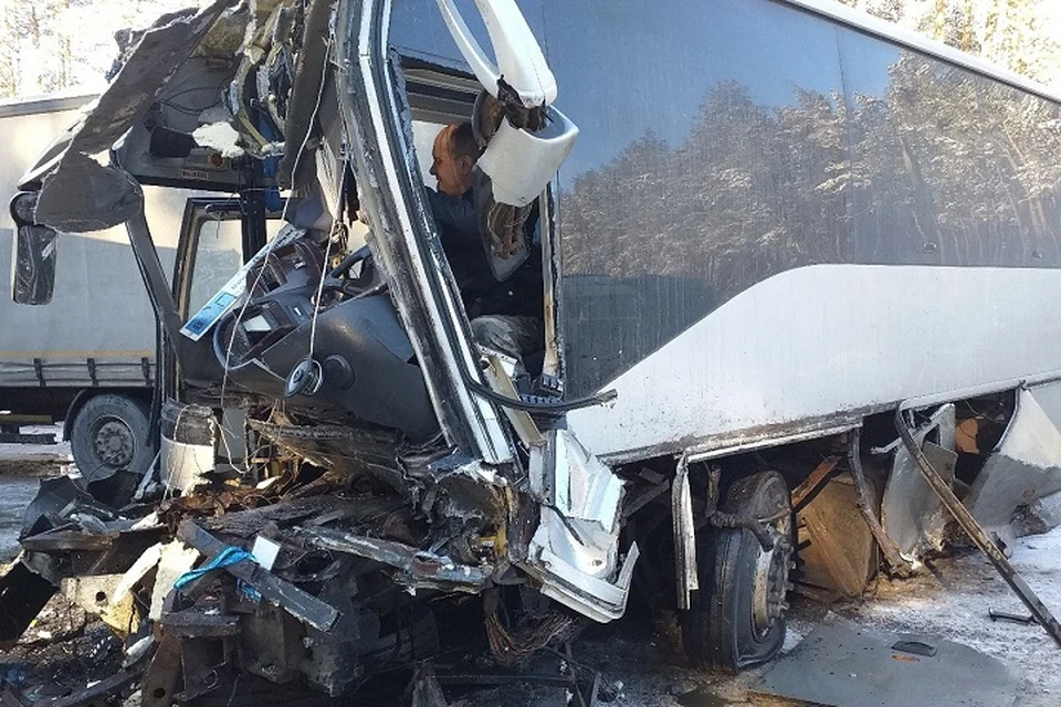Под Волховом разбился пассажирский автобус. Водитель жив, но серьезно пострадал. Фото: vk.com/spb_today