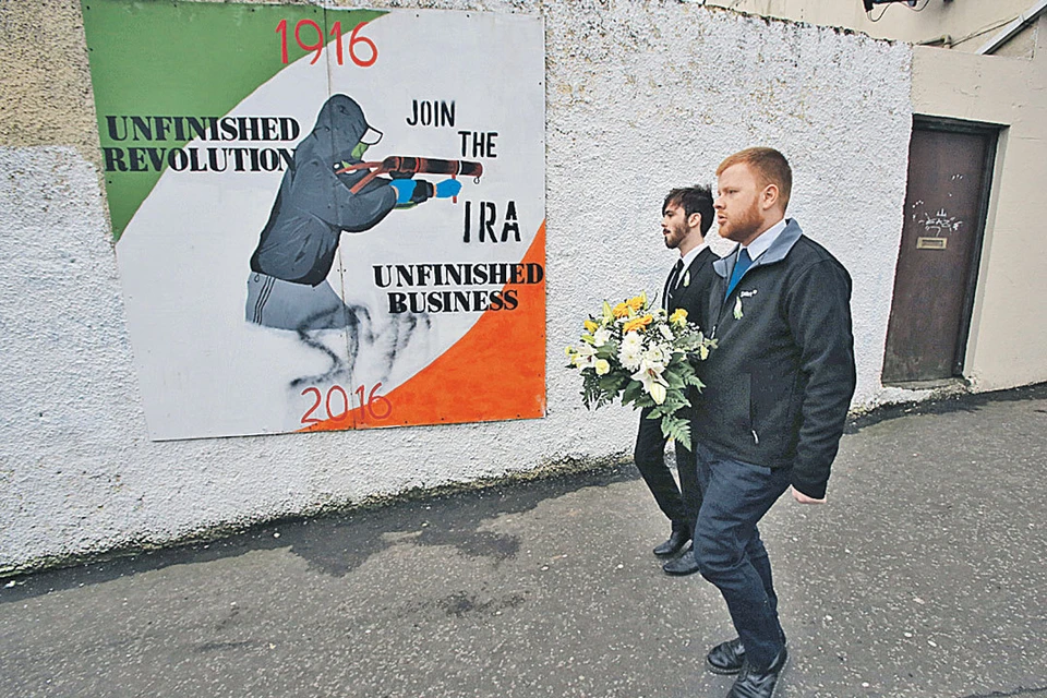 Свежее граффити на стенах североирландского городка Лондондерри: «Незаконченная революция, незаконченное дело - вступайте в Ирландскую республиканскую армию».