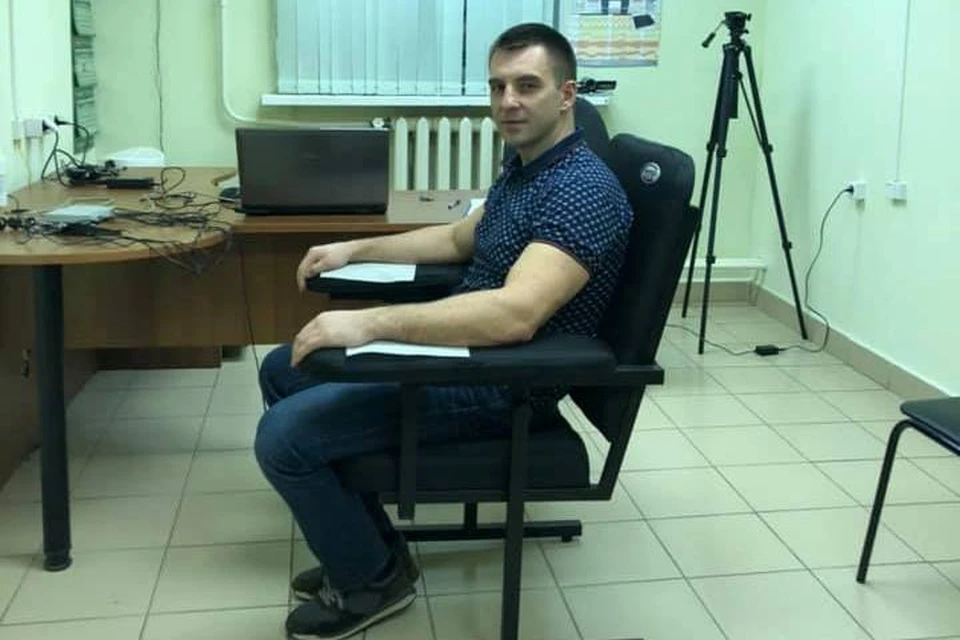 Илья Кузьмин выложил в соцсети фото, как он проходит детектор лжи