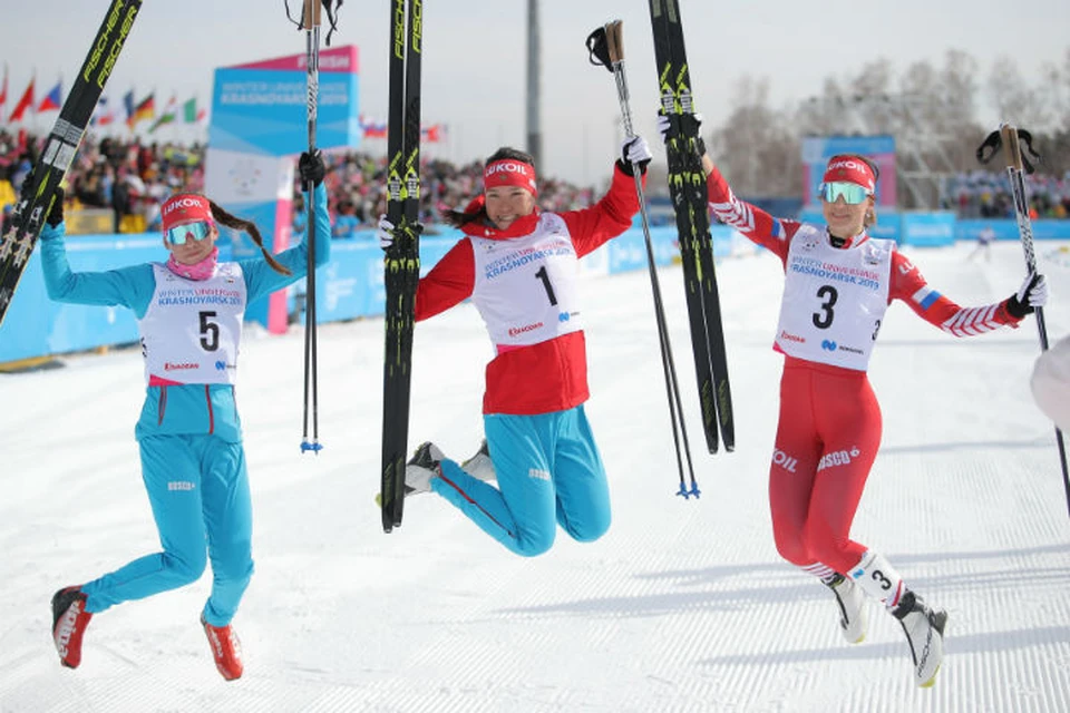 Алиса Жамбалова (в центре) после финиша в гонке масс-старта. Фото: пресс-служба Дирекции Зимней универсиады-2019.