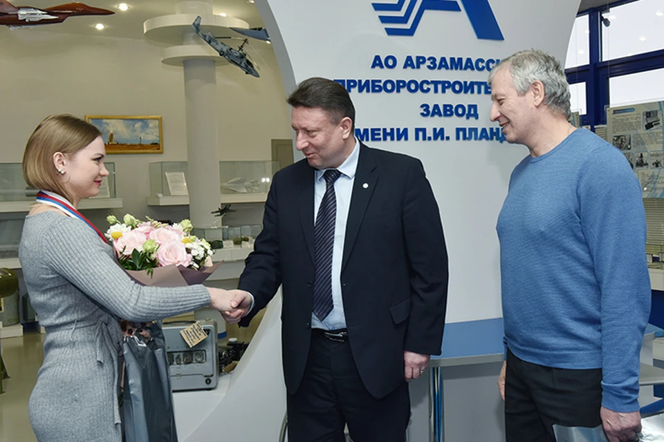 Гендиректор АПЗ Олег Лавричев поздравил спортсменку Надежду Чурилову с «золотом» на первенстве России по пауэрлифтингу