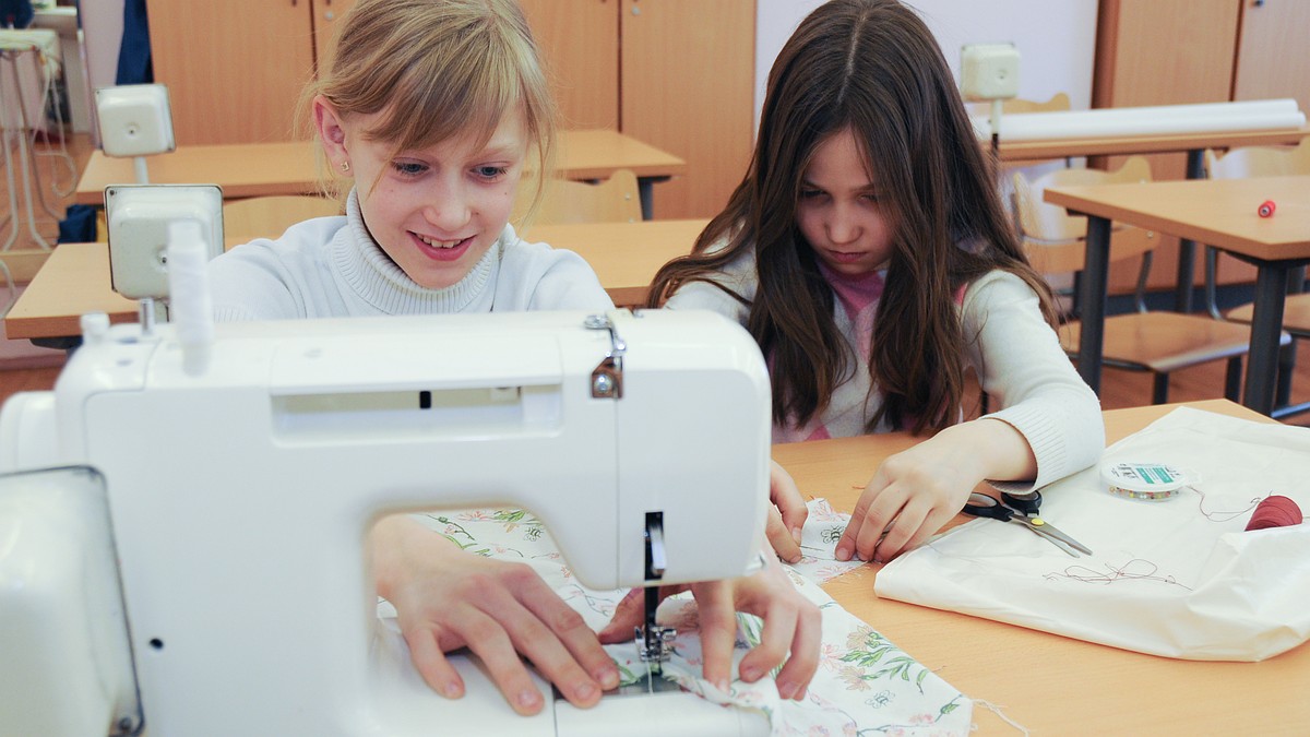 Как увлечь ребенка шитьем и моделированием одежды. Отвечает швея – Афиша