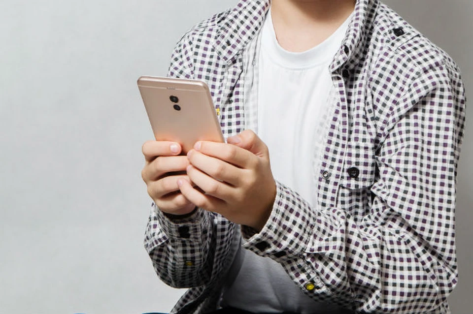 Телефоны и планшеты сдать: в одной из школ Иркутской области запретили пользоваться мобильниками из-за оскорбительного фото с учителем