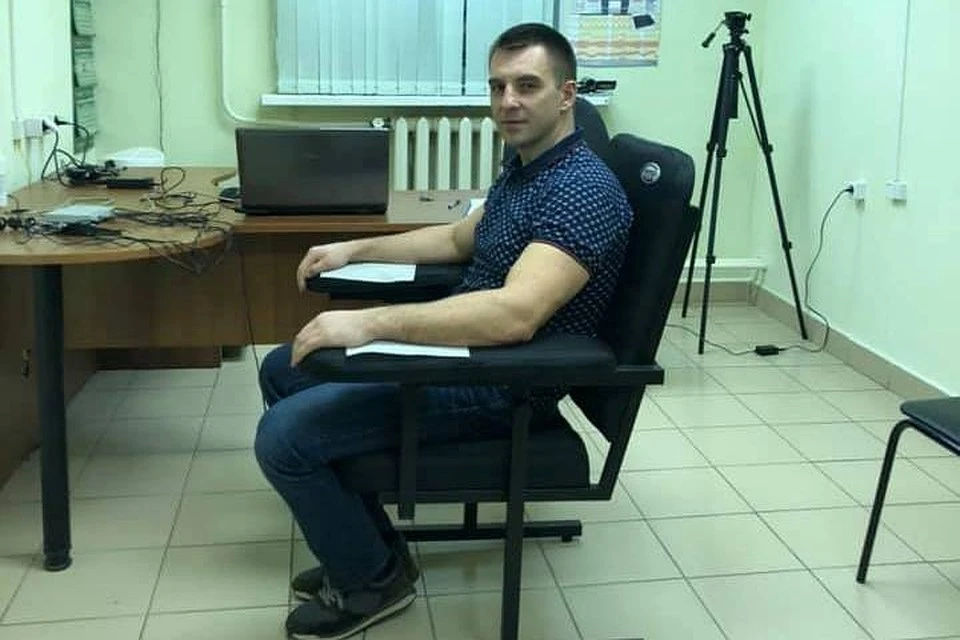 Илья Кузьмин выложил в соцсети фото, как он проходит детектор лжи. Фото: ВК героя публикации