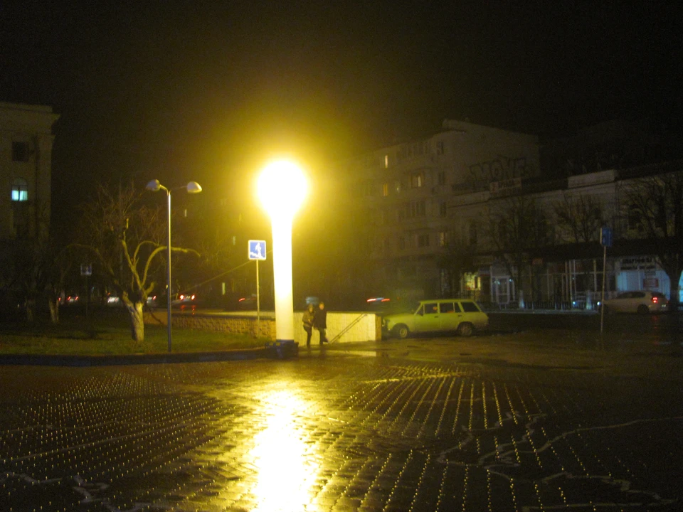 Фонари на улицах заменяли такие светящиеся вышки от МЧС. Симферополь. Декабрь 2015 года.