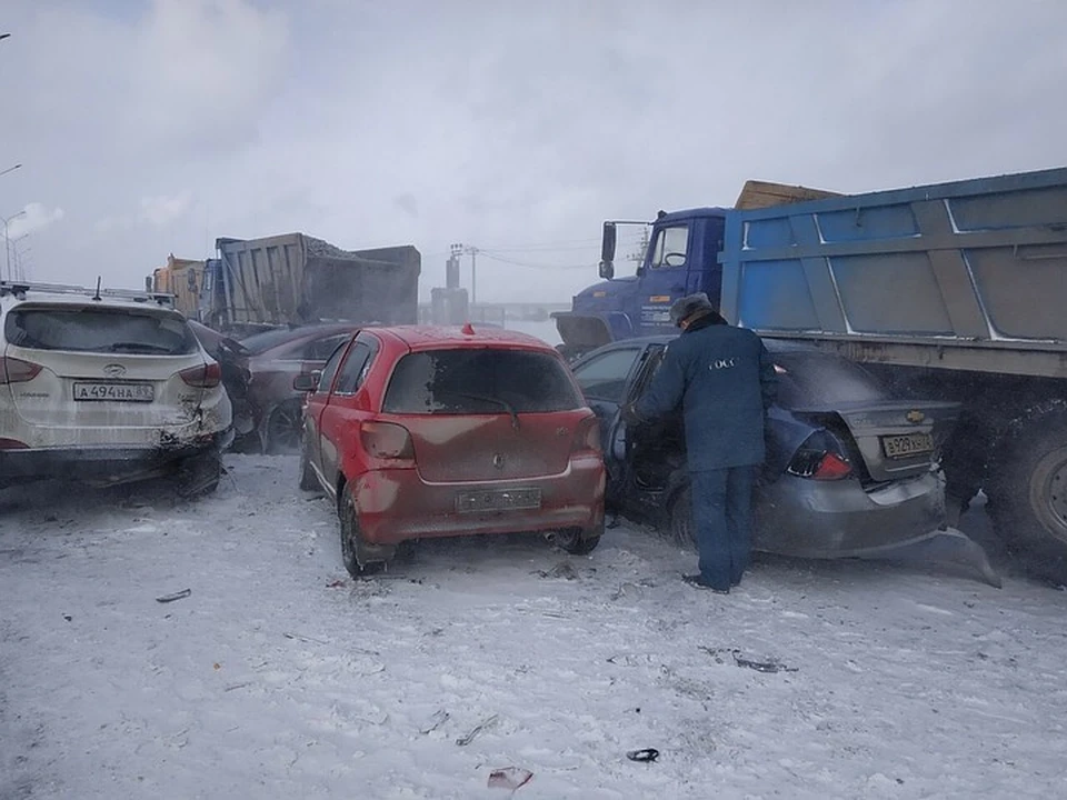 На трассе под Тюменью столкнулись 22 автомобиля. Есть пострадавшие. Фото из соцсети ВКонтакте