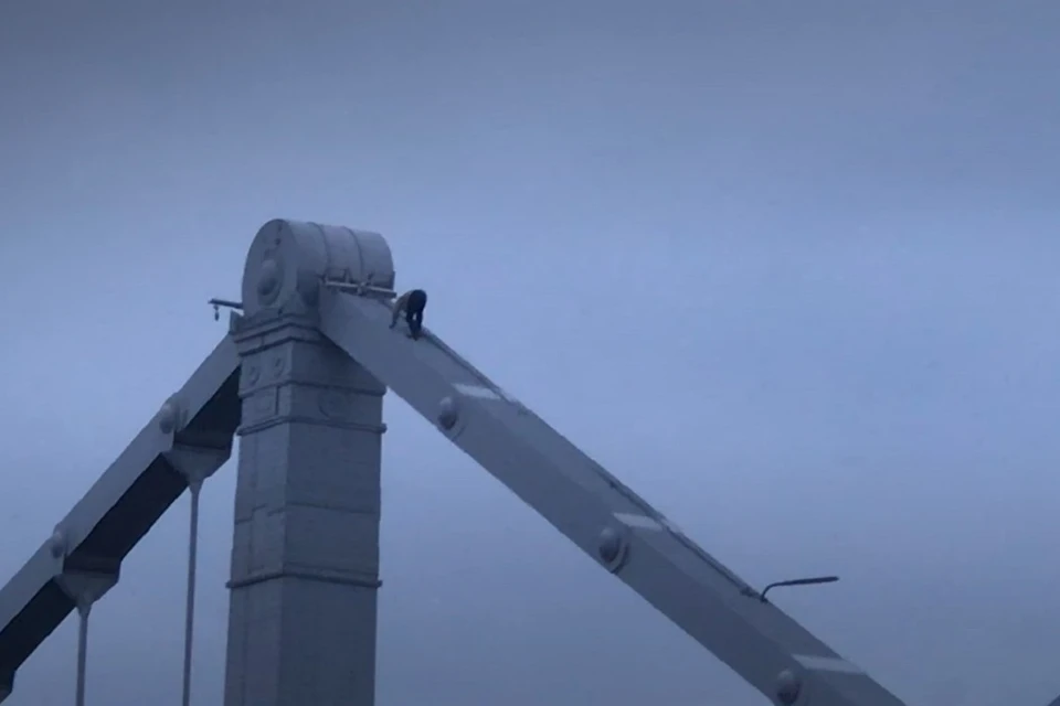 Парень по какой-то причине залез на арку Крымского моста