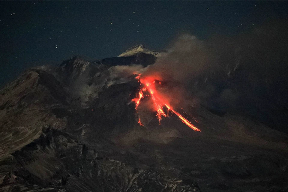 На Камчатке произошло извержение сразу двух вулканов