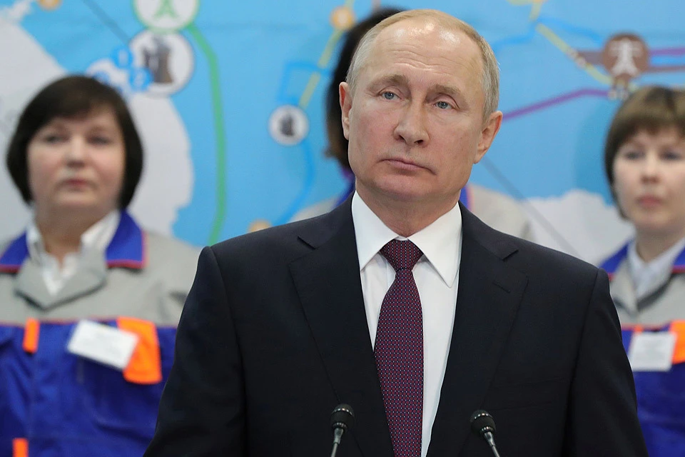 Президент России Владимир Путин во время официальной церемонии запуска Балаклавской и Таврической теплоэлектростанций и подстанции "Порт" в Тамани.