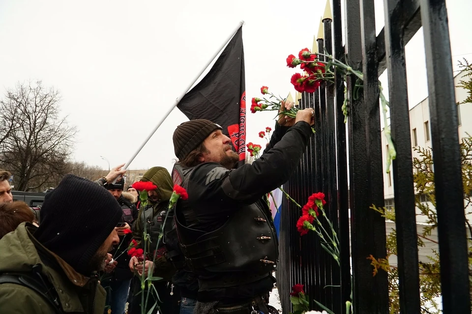 "Ночные волки" возложили цветы к воротам посольства. Фото: пресс-служба "Ночных волков"