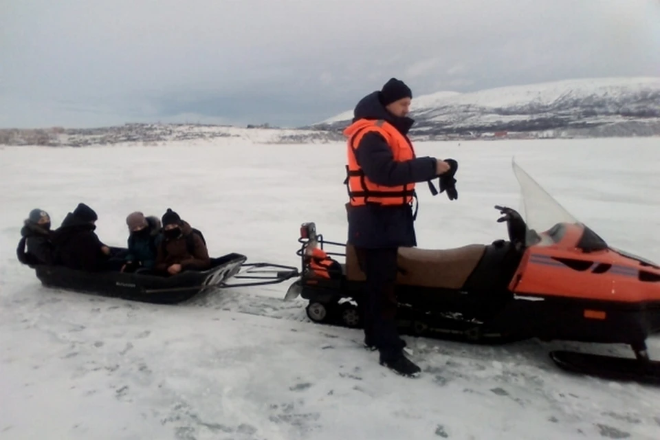 Четыре ребенка резвились на разрушающемся льду в бухте Магадана