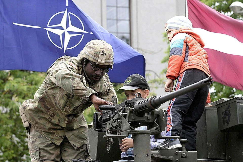 Американские солдаты демонстрируют своё вооружение жителям Латвии.