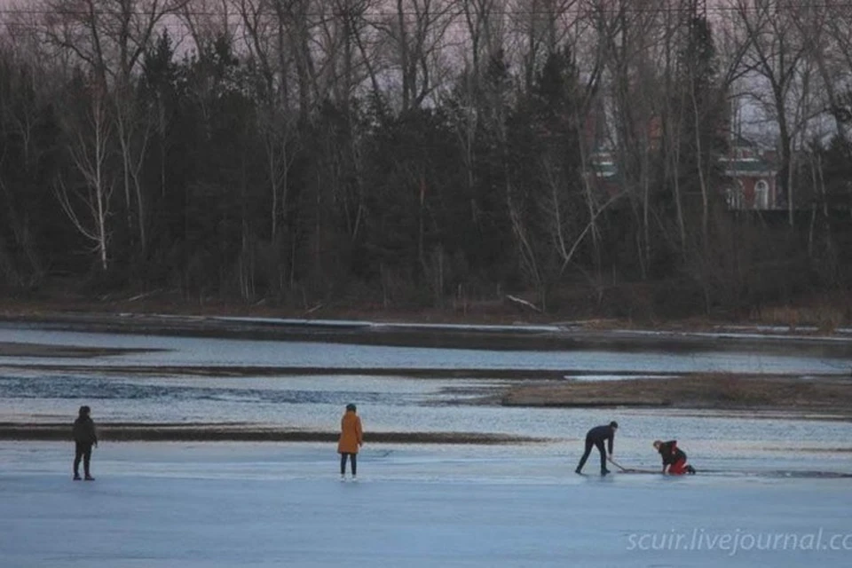 «Протянул палку, а там – голова»: в Красноярске два подростка спасли провалившуюся под лед женщину. Фото: Анна Кравченко