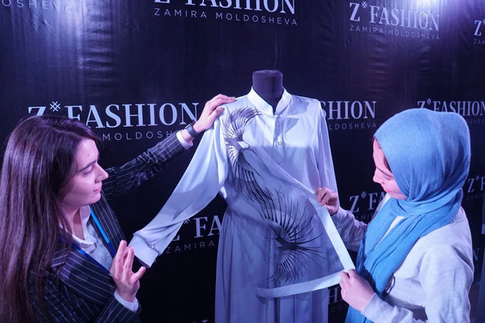 Коллекция у кыргызстанского дизайнера получилась благородной, изящной и легкой - точь-в-точь как ее крылатый вдохновитель.