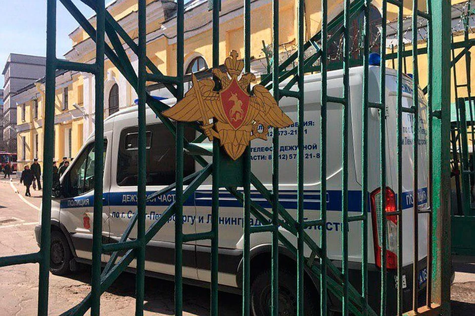 Взрыв в ВКА имени Можайского собрал на месте ЧП все экстренные службы Петербурга.