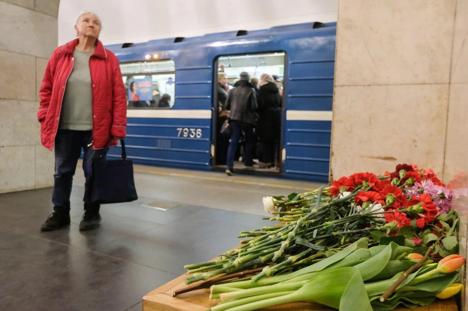 Петербуржцы вспоминают жертв теракта в метро 2017 года