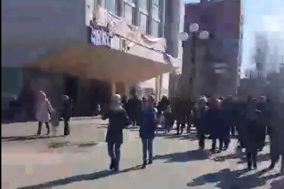 Ложное минирование: сотни человек эвакуировали из театрально-концертного центра в Братске. Фото: скриншот с видео группы "Инцидент Братск".