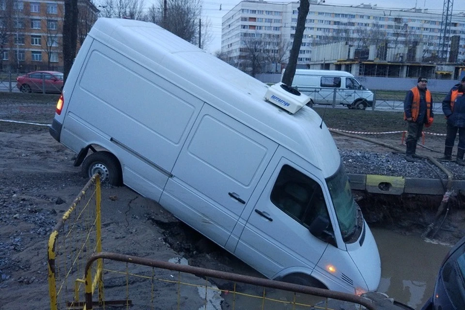 В Петербурге прорвало две трубы с горячей водой. Погиб человек и утонула машина