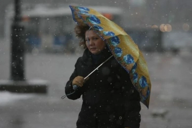 МЧС предупреждает: 10 и 11 апреля в Иркутской области ожидаются сильный ветер, снег и гололед