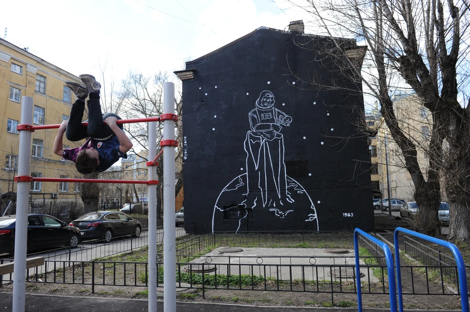 На огромном мурале уличные художники из арт-группы «Явь» изобразили Валентину Терешкову.