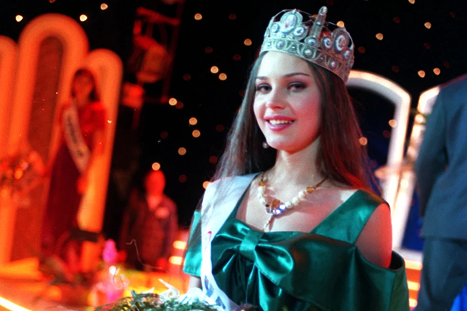Александра Петрова из Чебоксар победила на «Мисс Россия» в 1996 году. 16 сентября 2000 года она погибла от выстрела в голову в подъезде своего дома