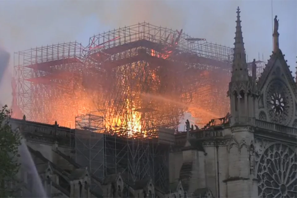 Пожар уничтожил шпиль и крышу Собора Парижской Богоматери