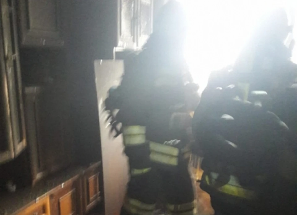 Женщина с детьми не могли выйти из квартиры из-за сильного дыма