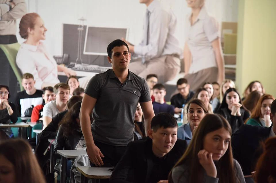 Молодежь принимала активное участие в обсуждении темы. Фото: пресс-служба ЗС РО / Анатолий Карбинов.