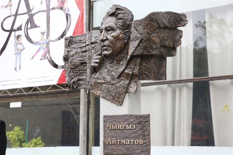 Фасад русского драмтеатра теперь украшает горельеф с изображением Чингиза Айтматова